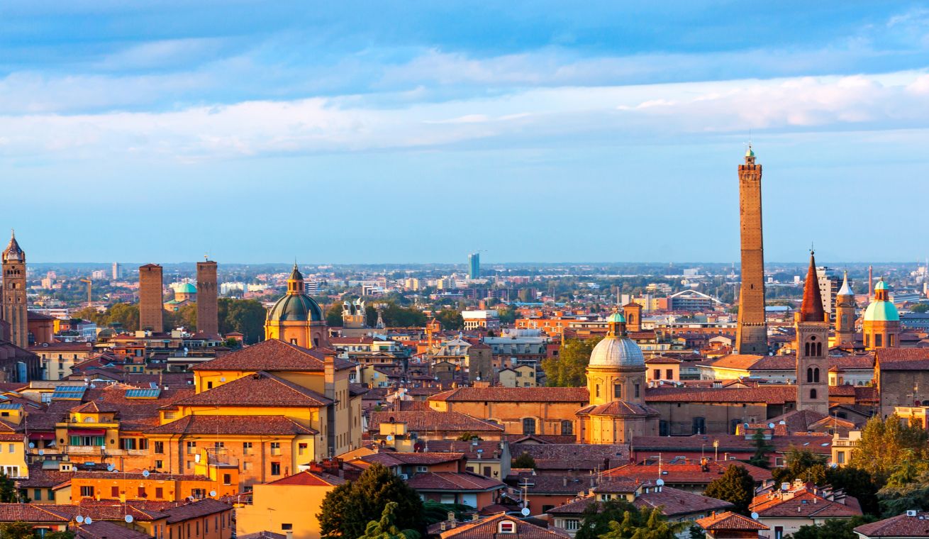 Panorama di Bologna con la Torre degli Asinelli e i tetti in cotto del centro storico