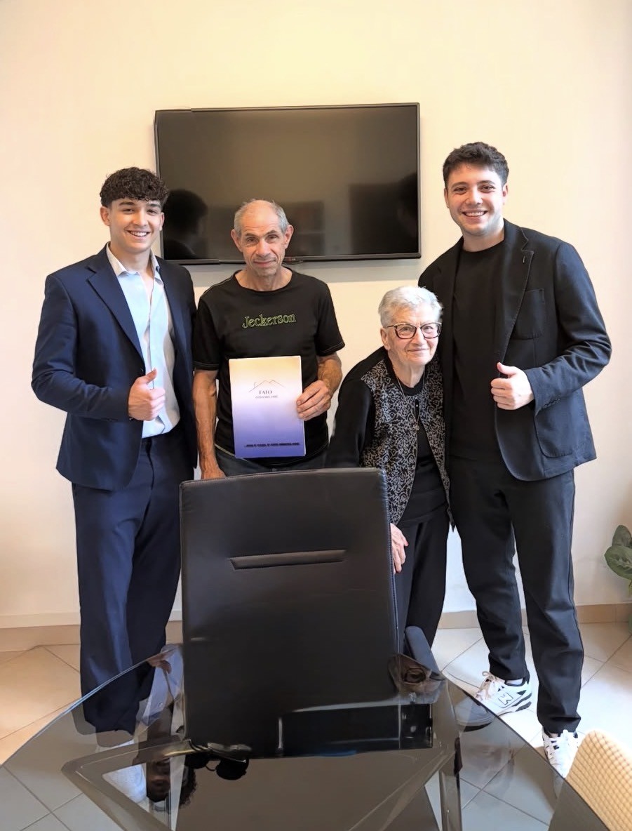 Ritratto del titolare di Fato Immobiliare, in giacca, in un ambiente luminoso